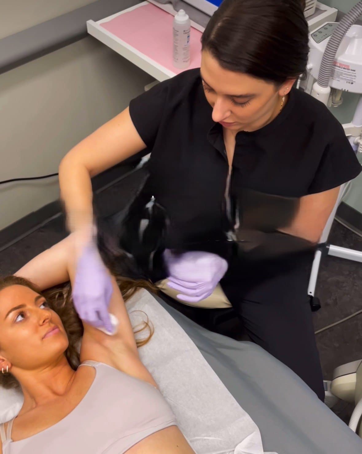 A laser hair removal treatment on a patient's underarm at Acqua Blu